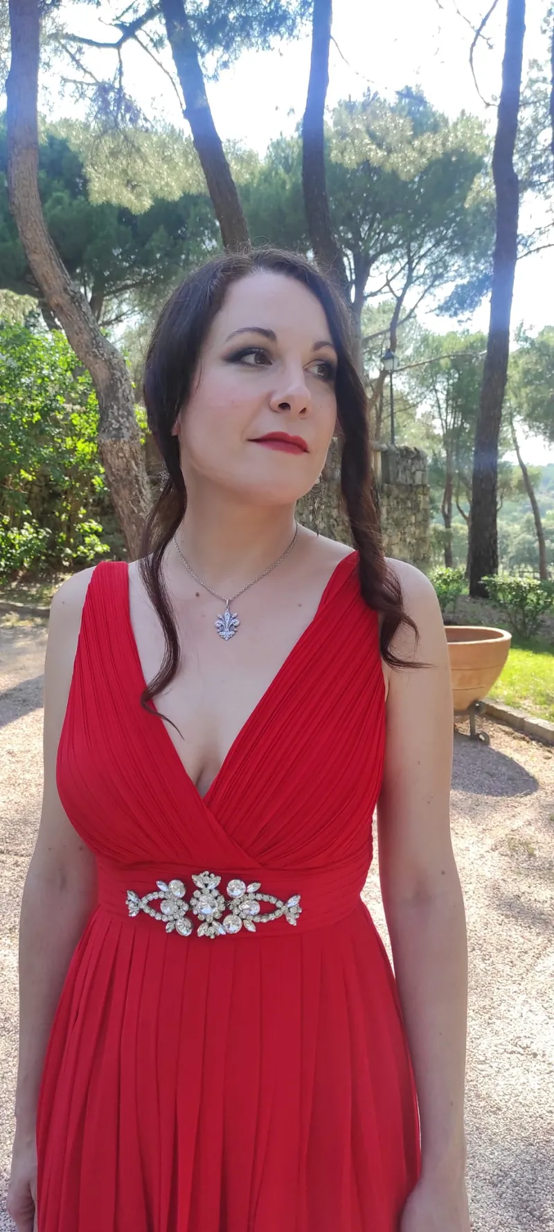 Laura Redondo con vestido rojo