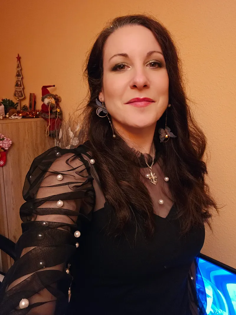 Laura Redondo con vestido negro