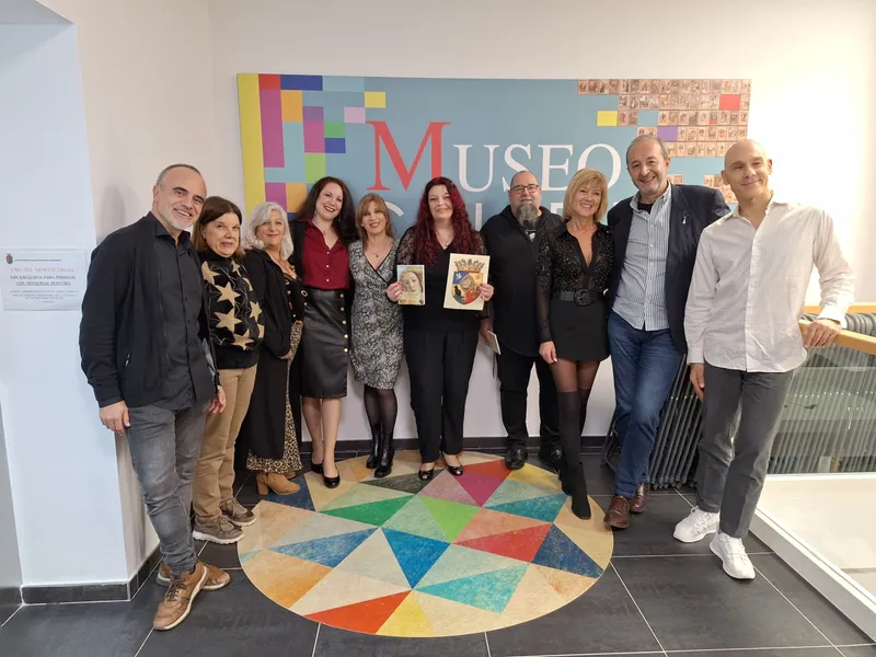 Equipo de En Cuentos con Calleja posando con las autoras y su poemario.